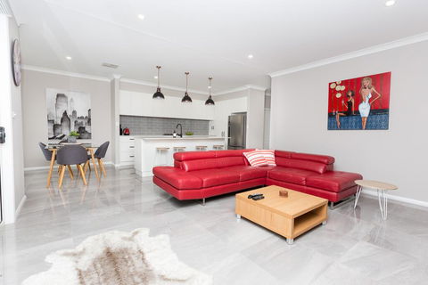 Best Central Wagga Townhouse - Grafton Accommodation 0