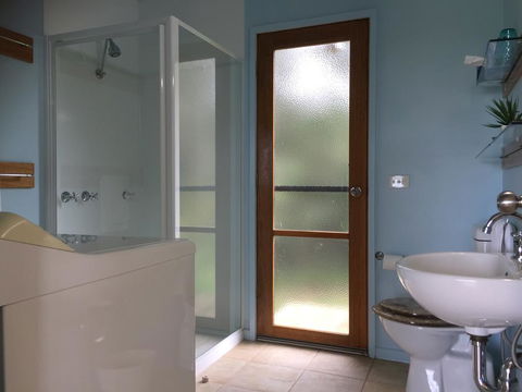 Black Cockatoo Cottages - Grafton Accommodation 3