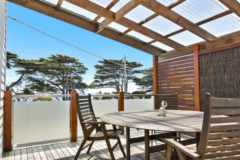Black Dolphin Waterfront Townhouse - Bay Views - Grafton Accommodation 2