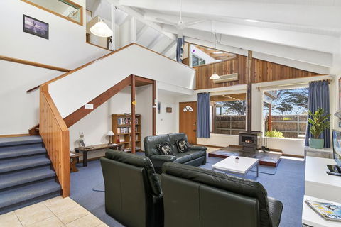Black Dolphin Waterfront Townhouse - Bay Views - Grafton Accommodation 0