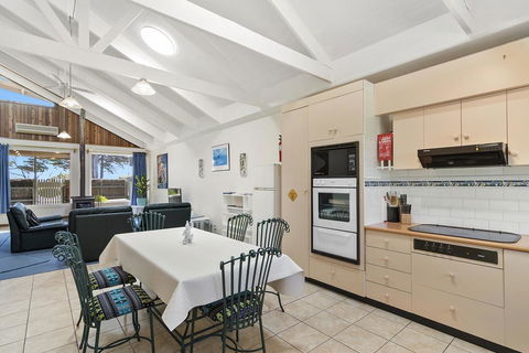 Black Dolphin Waterfront Townhouse - Bay Views - Grafton Accommodation 3