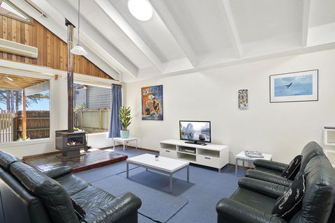 Black Dolphin Waterfront Townhouse - Bay Views - Grafton Accommodation 1