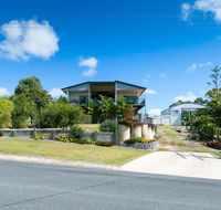 Blue Water Retreat - Upstairs  Downstairs - Grafton Accommodation