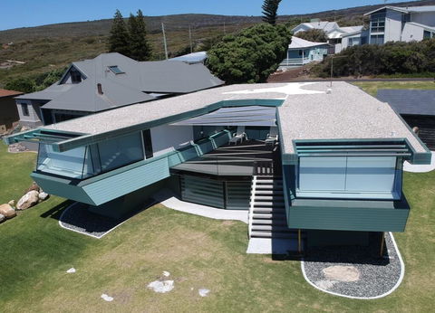 Boathouse - Nearly In The Water And Wonderful Views - Grafton Accommodation 1