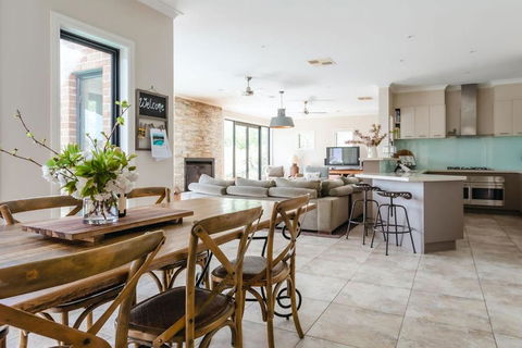 The Lakehouse - Grafton Accommodation 3