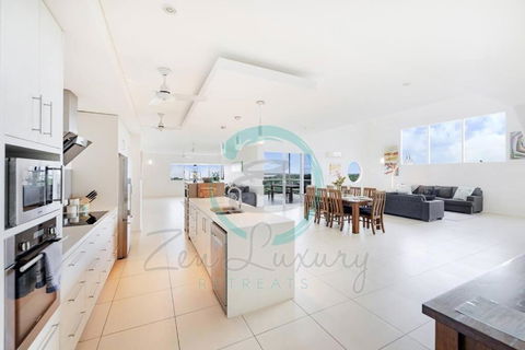 ZEN LUXURY: 2-Story 4-BR Penthouse In Darwin City With Mindal Markets & Harbour Views - Grafton Accommodation 2
