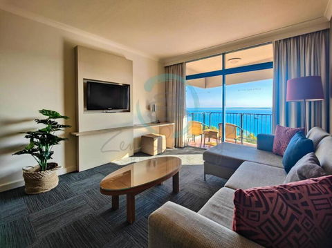 ZEN88 ESPLANADE: 1-BR Top Floor Ocean View Suite - Grafton Accommodation 2