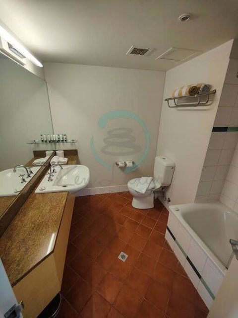 ZEN88 ESPLANADE: 1-BR Top Floor Ocean View Suite - Grafton Accommodation 3