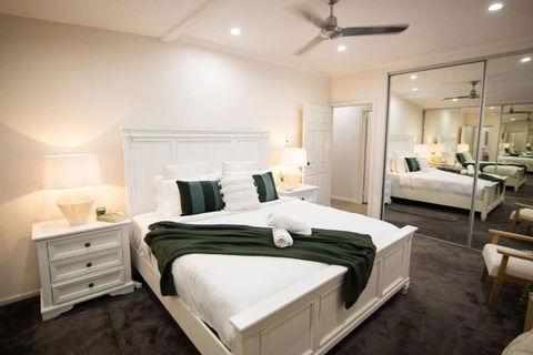 ZenLux Rosewood Luxury Family Escape - Pool - BBQ - Grafton Accommodation 3